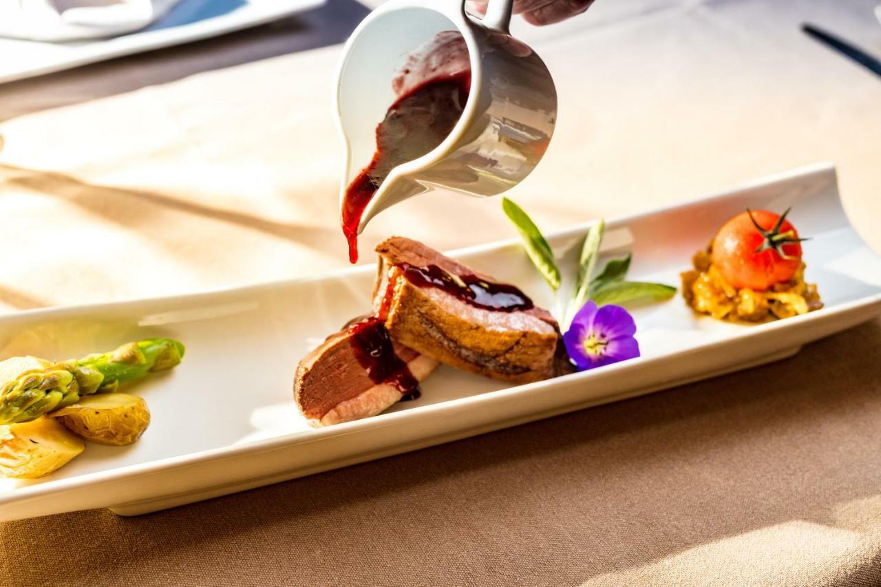 Logis Hostellerie Du Grand Duc Hotel Restaurant Gincla Екстериор снимка